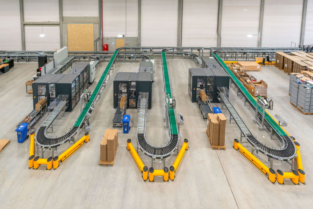 A birds eye view over the conveyor and sorter system connected to the warehouse.