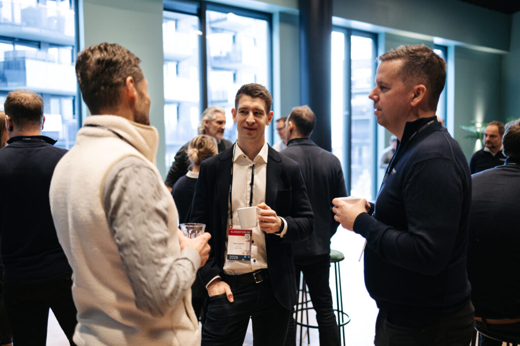 A picture of customers and representatives from Element Logic drinking coffee and mingle during break