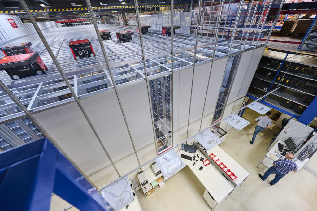 Sistema AutoStore con robots en funcionamiento en un almacén automatizado con una solución de automatización de Element Logic