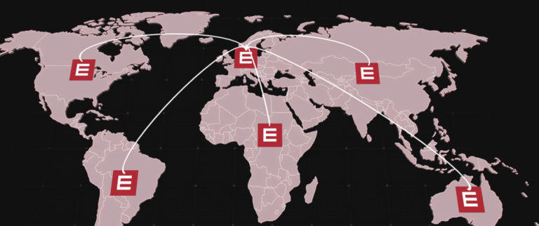 Mapa del mundo con iconos de “E” y líneas que conectan ubicaciones, representando red global.