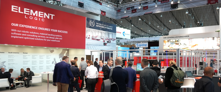 Stand de Element Logic en una feria, con visitantes y pantallas sobre soluciones de automatización.