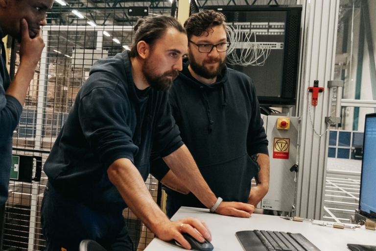 Agente de atención al cliente con auriculares trabajando frente a un ordenador.