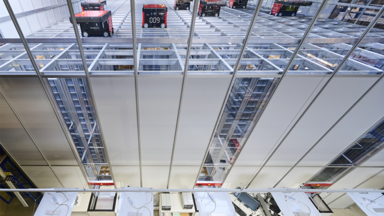 Robot AutoStore desplazándose sobre el grid en un sistema de almacenamiento automatizado.