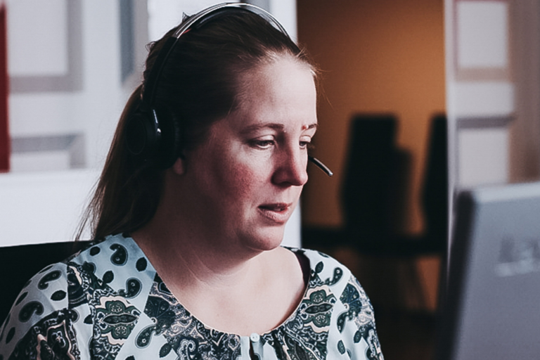 Equipo técnico revisando datos en un ordenador para soporte de sistemas automatizados.