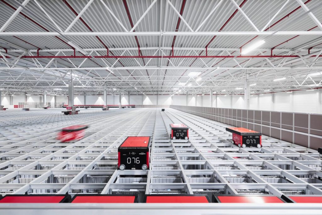 AutoStore grid with robots