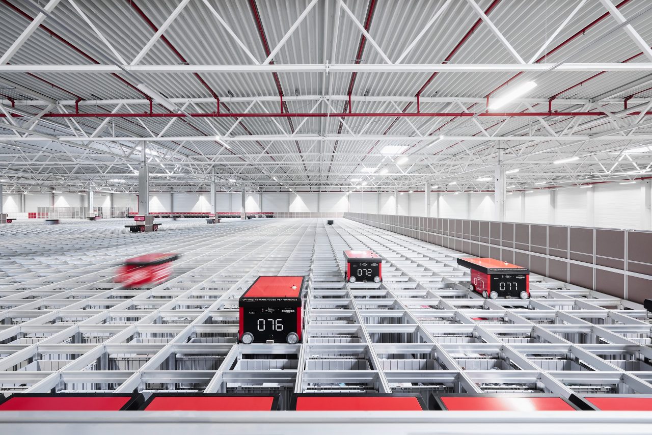 AutoStore grid with robots