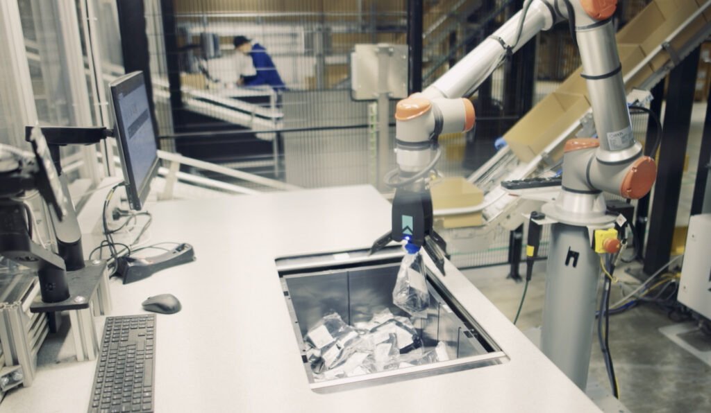 Roboterkommissionierung im Logistik-Zentrum von Hummel