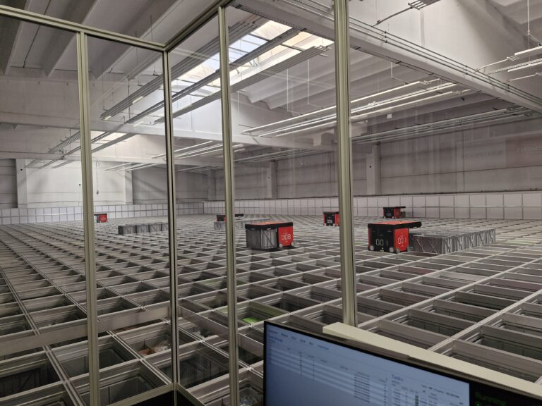 AutoStore im Intersocks-Logistikzentrum und Robot R5+