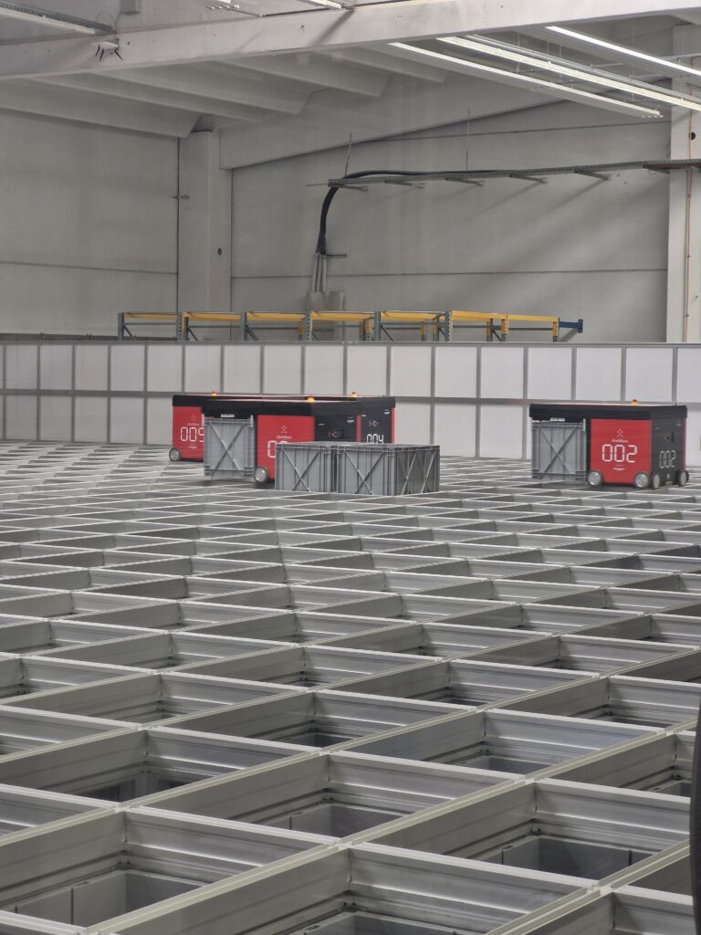 AutoStore im Intersocks-Logistikzentrum und Robot R5+
