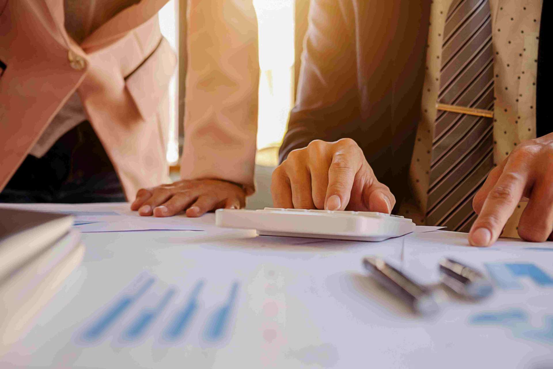 Uomini d'affari impegnati in calcoli