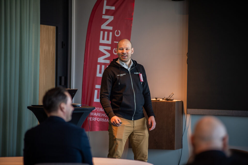 Antti Lumme puhumassa Customer Forumissa