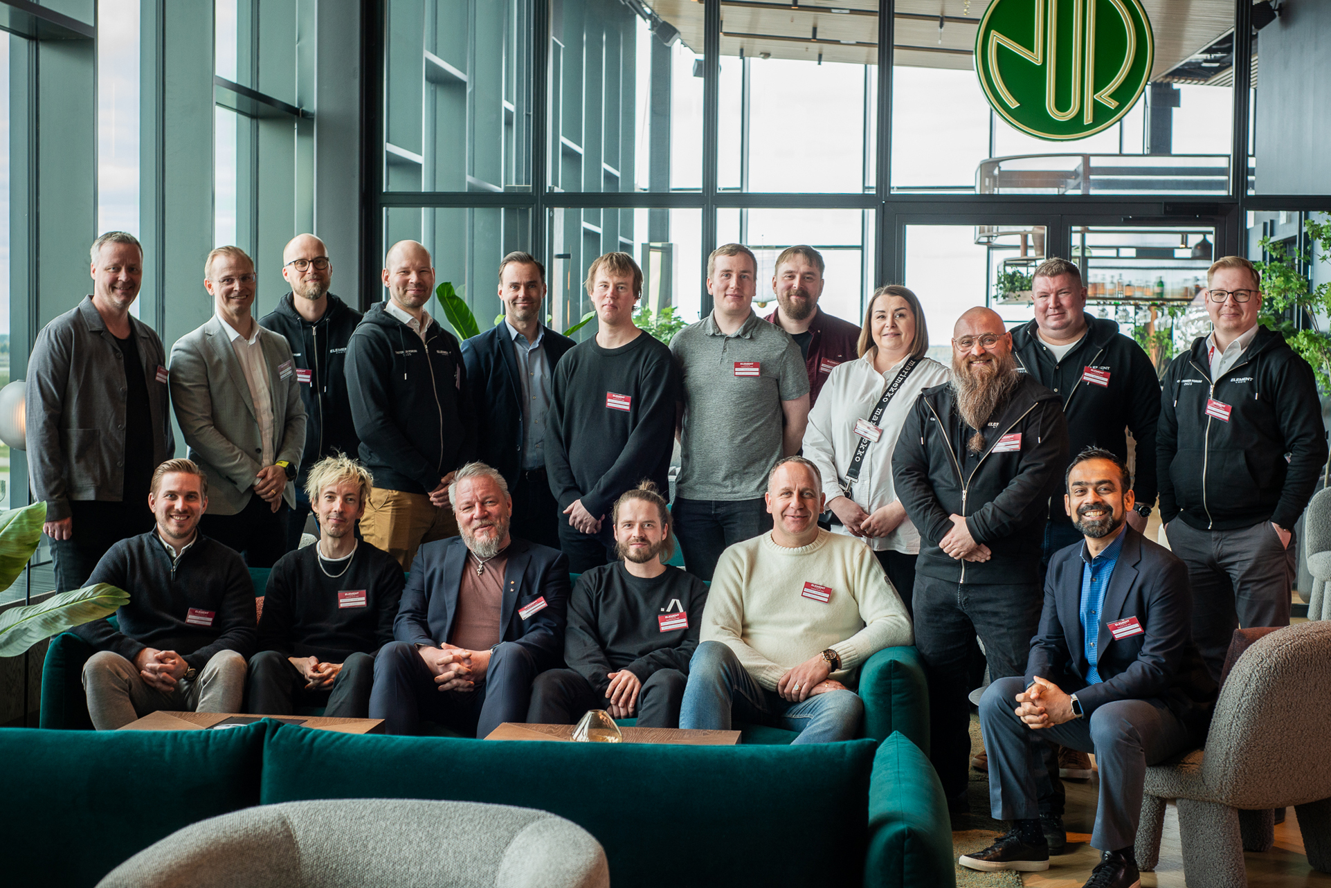 Joukko vieraita poseeraa Element Logicin Customer Forumissa 2025