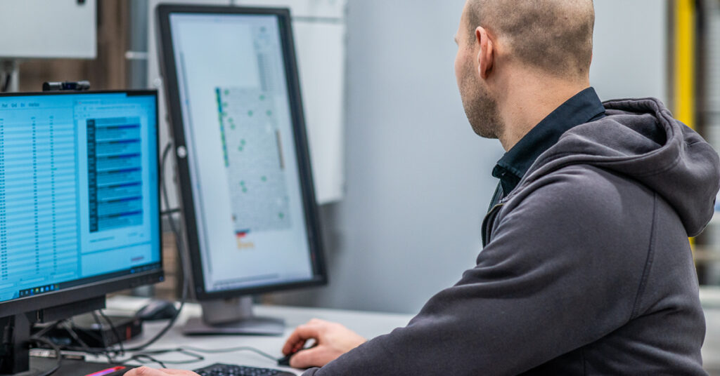 Mies katsomassa varastoautomaation ohjelmistoja ruudulta