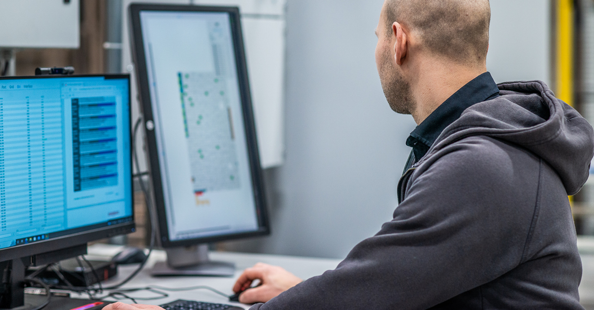 Mies katsomassa varastoautomaation ohjelmistoja ruudulta