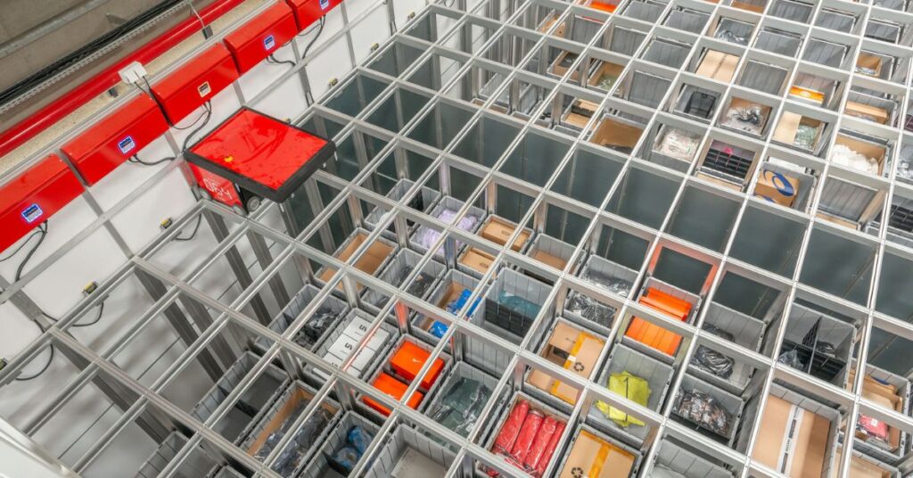 Varastorobotti ja laatikoita