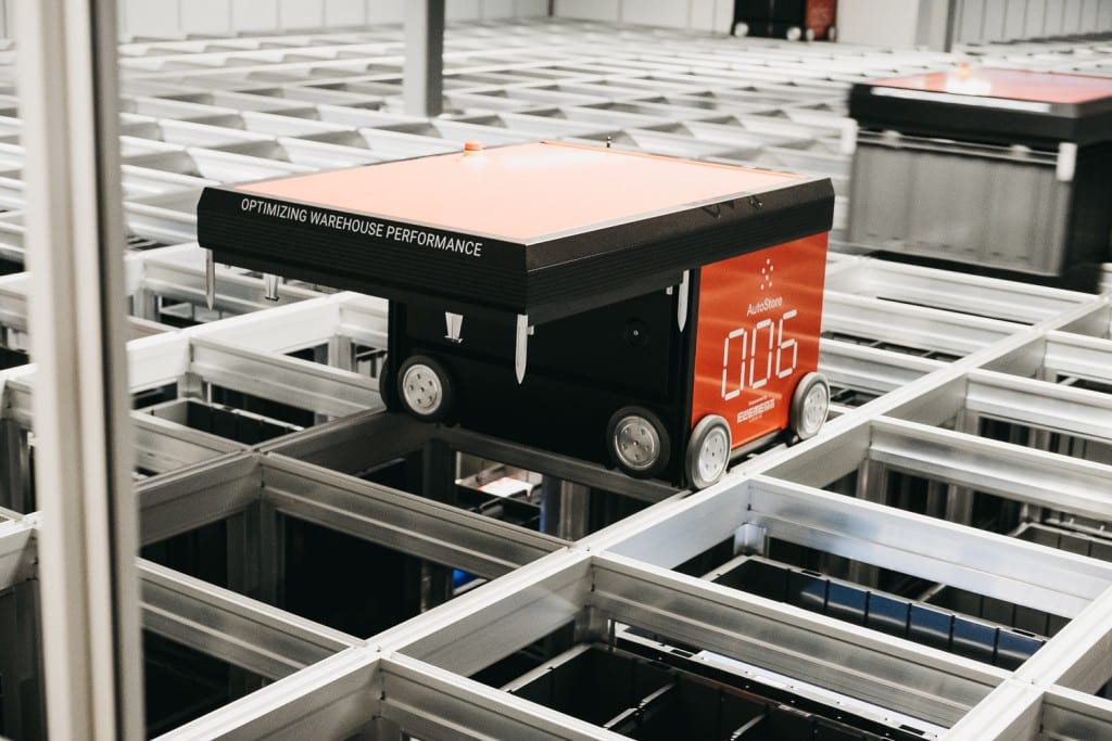 – A close-up of an AutoStore robot working at the Oslo-warehouse.