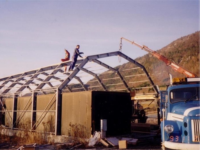 The first GS Bildeler warehouse being built in Bud by two men in 1994.